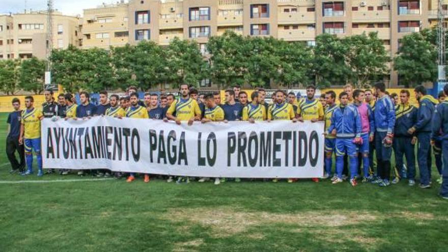 Los jugadores del Orihuela solicitando el pago al Ayuntamiento.