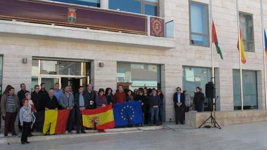 Pilar de la Horadada guarda un minuto de silencio en memoria de las víctimas de Bruselas