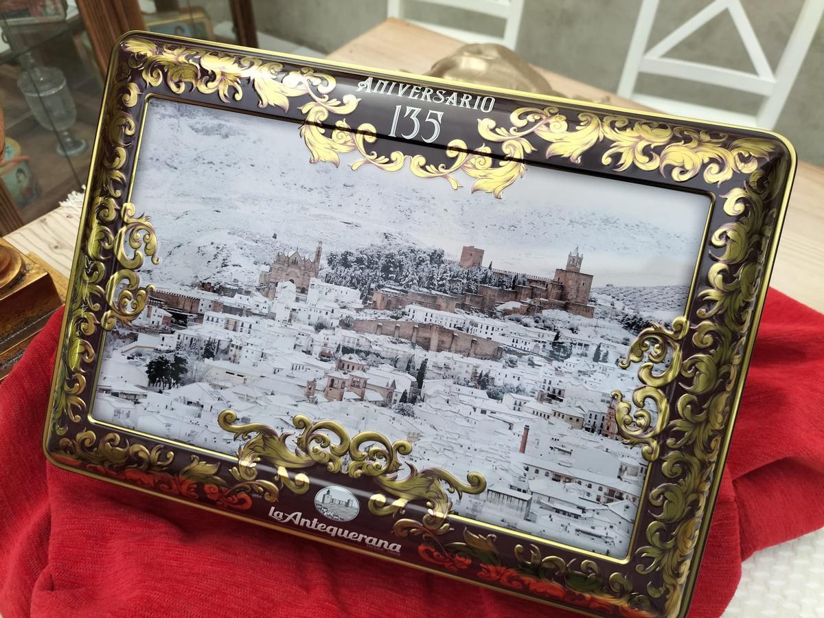 Lata conmemorativa del 135 aniversario.