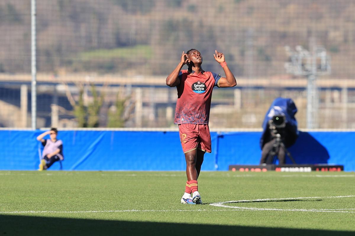Bil Nsongo señala al cielo mientras celebra su gol contra la Real Sociedad B.