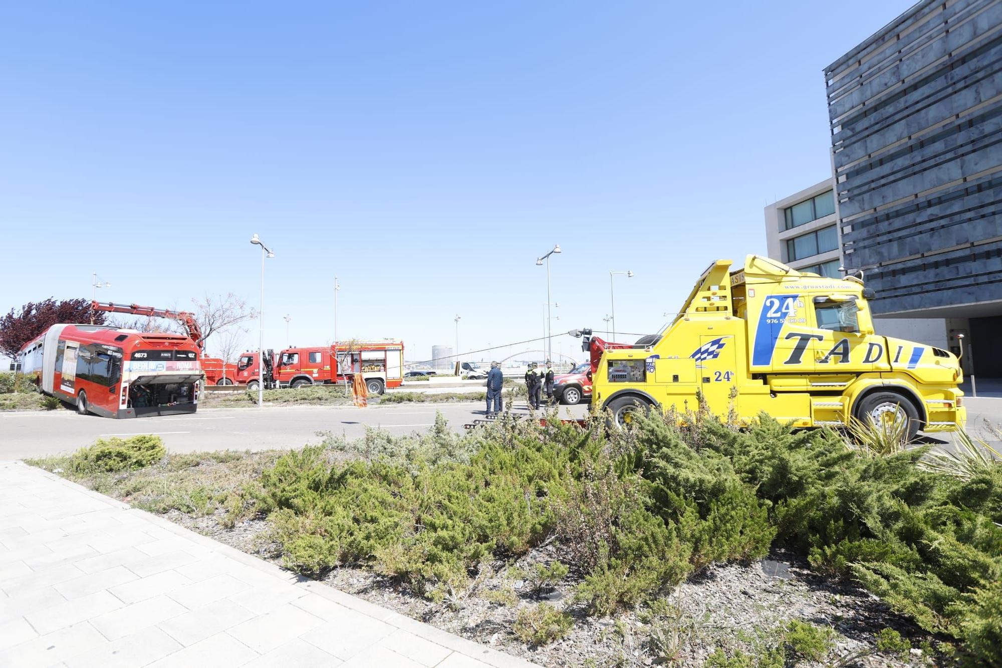 Un autobús urbano sin pasajeros se accidenta al salirse de la vía en Zaragoza