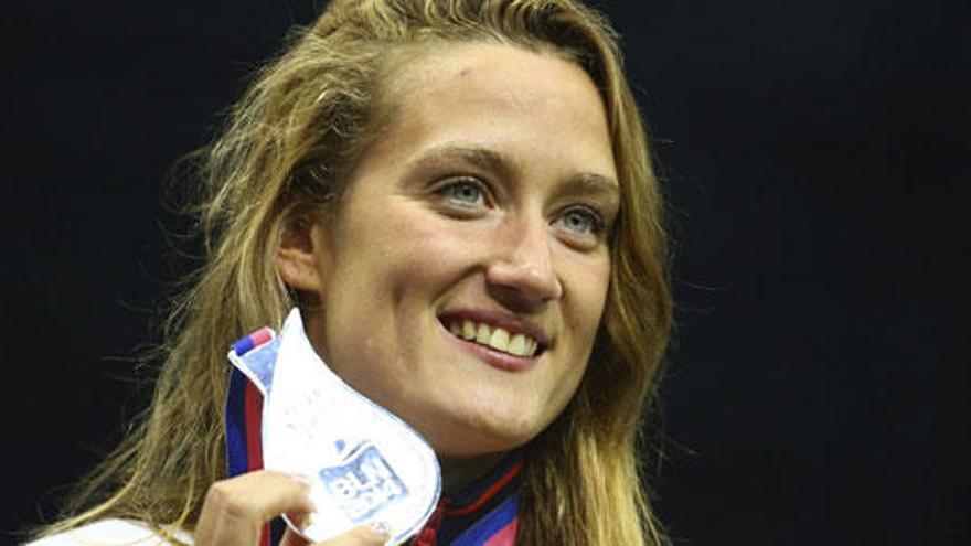 Mireia Belmonte posa con su medalla de plata.