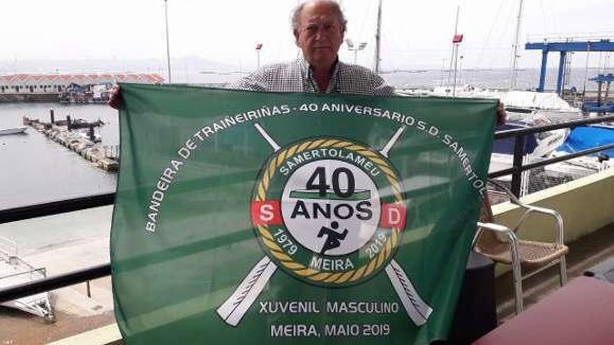 El presidente de Samertolaméu, Lisardo Pérez, con la bandera. // G.N.