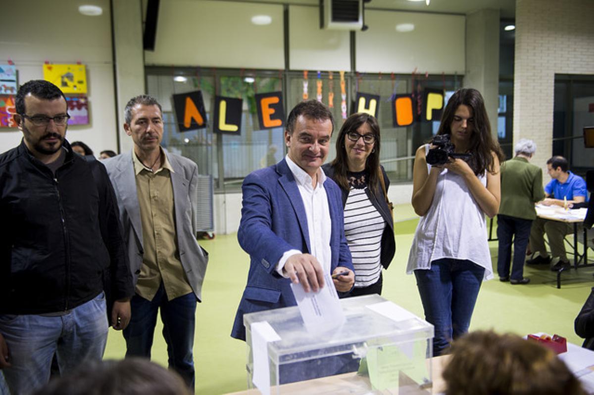 El candidato de Esquerra al Ayuntamiento de Barcelona, Alfred Bosch, ejerciendo su voto en el colegio Drassanes.