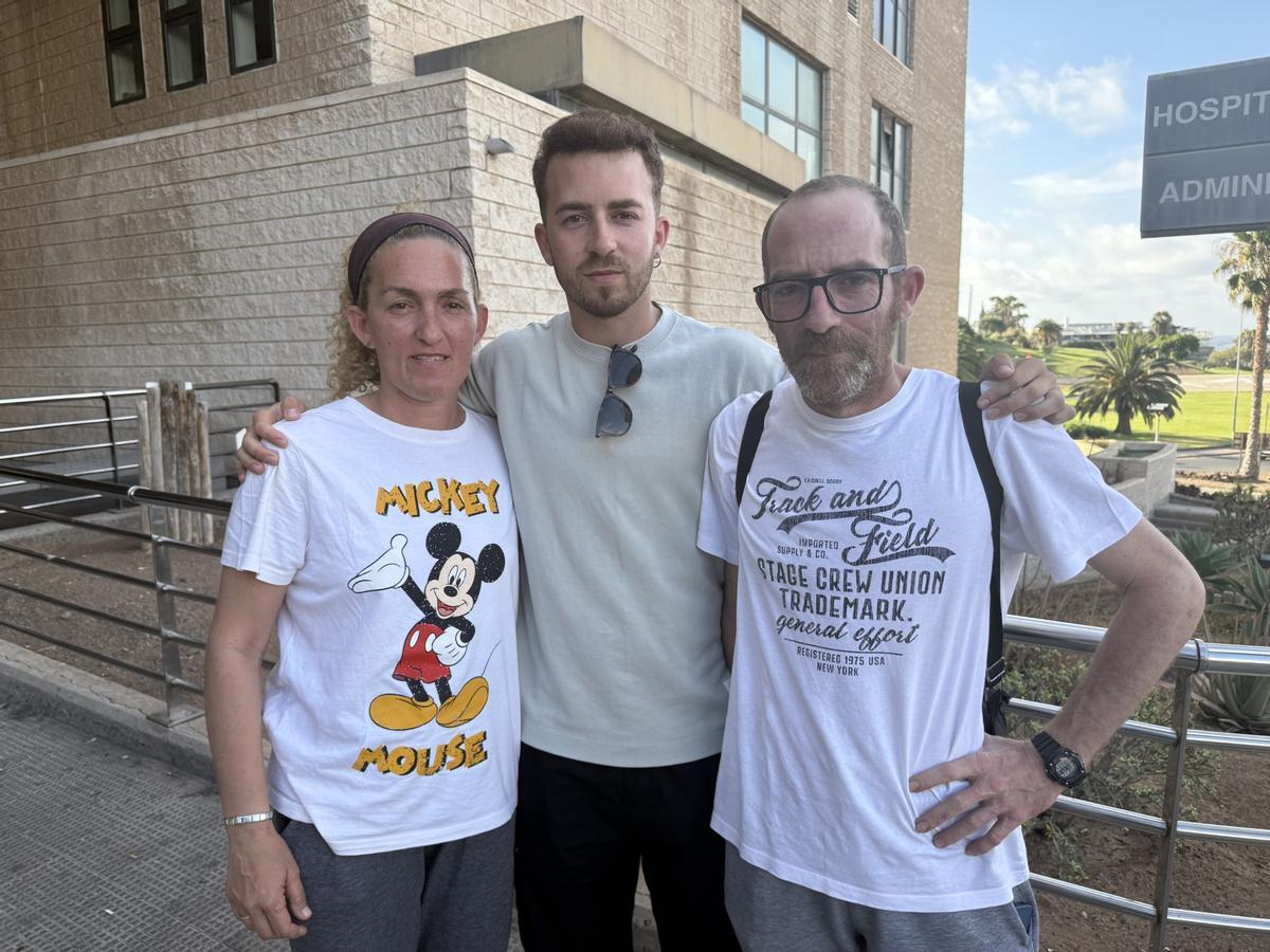 Arminda González, madre de Zeben, junto al hermano y padre del jugador.