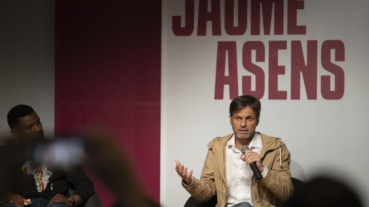 El candidato de los Comuns a las elecciones europeas Jaume Asens participa junto a la exalcaldesa de Barcelona Ada Colau en el acto &quot;Derechos y libertades contra la extrema derecha&quot;.