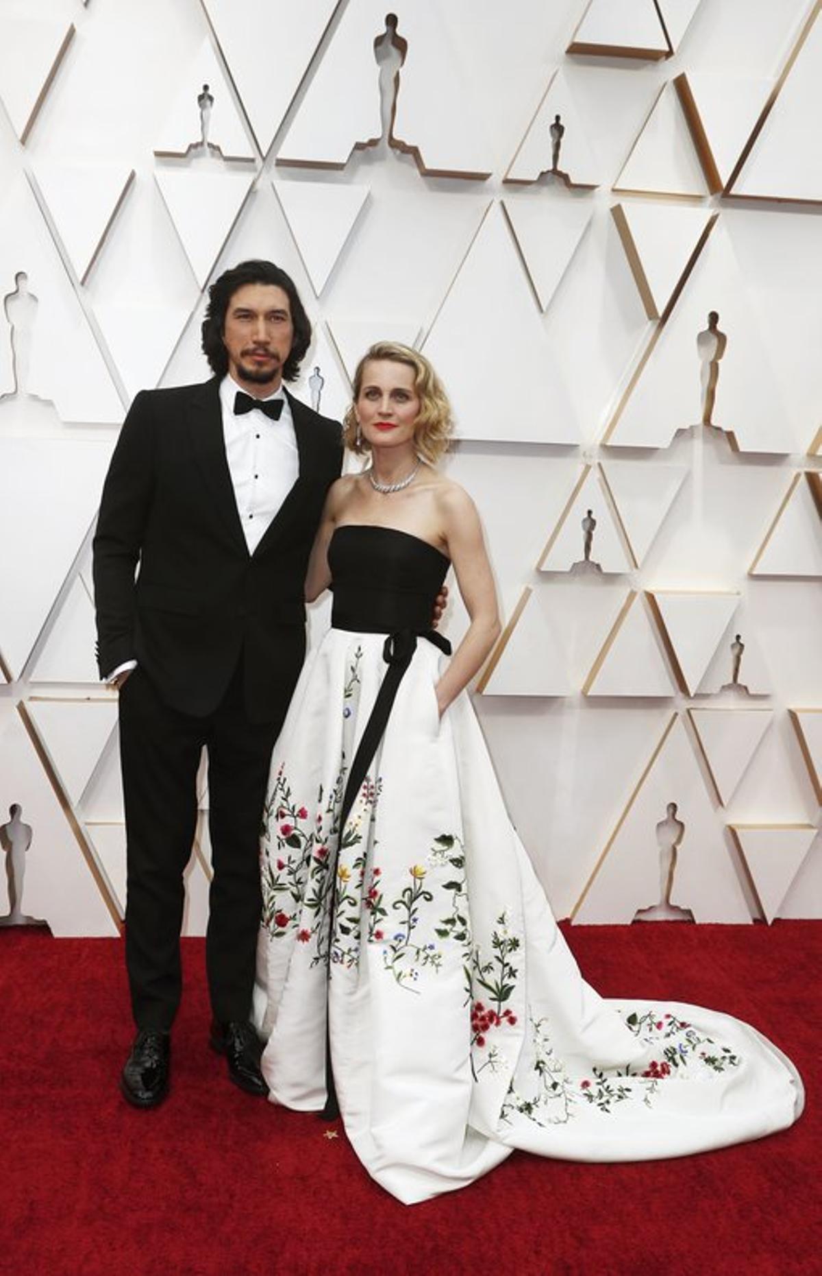 Adam Driver y su mujer, Joanne Tucker, con un Oscar de la Renta.