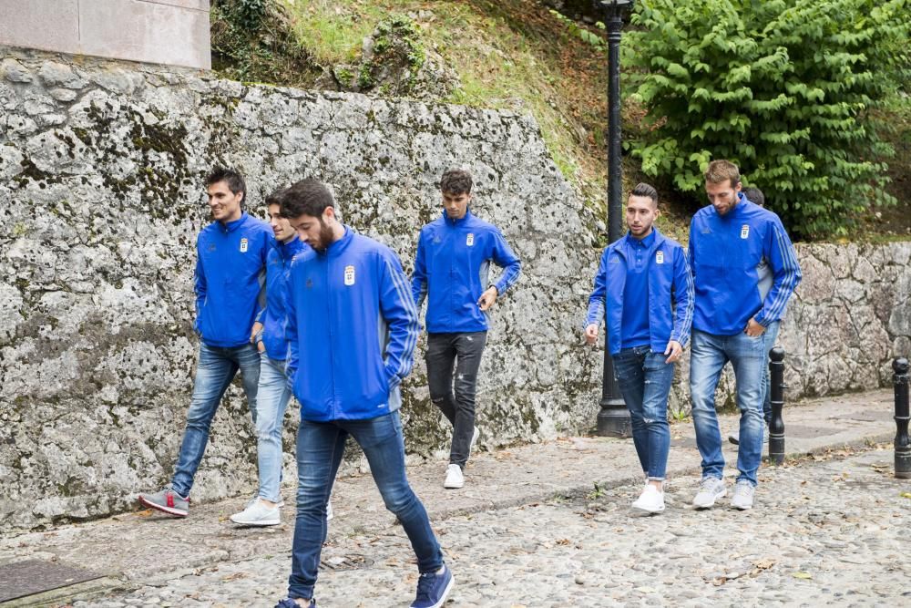 El Real Oviedo realiza la ofrenda floral a la Virgen de Covadonga