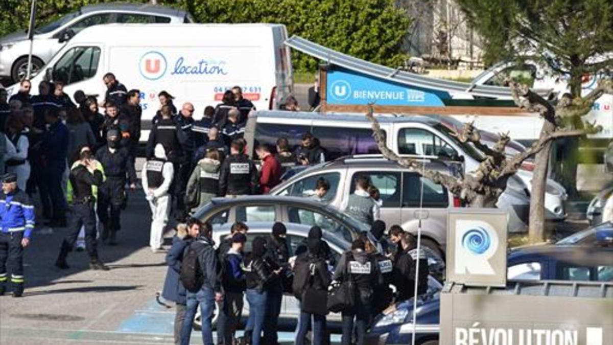 Policías y gendarmes a las afueras del supermercado de Trèbes