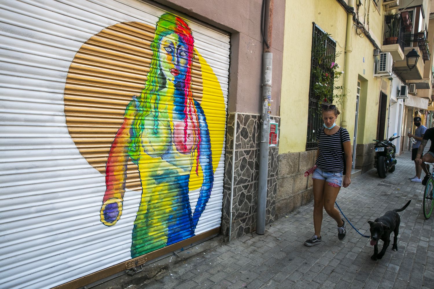Cinco artistas urbanos llenan de murales el barrio de San Antón de Alicante