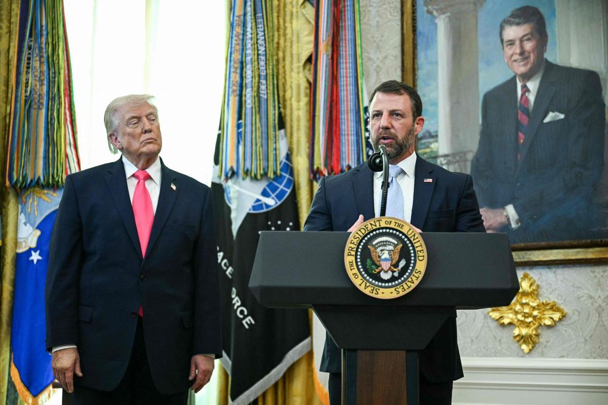 El presidente de Estados Unidos, Donald Trump, observa mientras el recién nombrado secretario de Seguridad Nacional, Markwayne Mullin, pronuncia un discurso en el Despacho Oval de la Casa Blanca, en Washington D. C., el 24 de marzo de 2026. El Senado de Estados Unidos confirmó el lunes a Mullin como nuevo jefe del Departamento de Seguridad Nacional (DHS), organismo que se encuentra en plena crisis tras un cierre parcial del Gobierno, mientras trabaja para aplicar las medidas de dureza en materia de inmigración.