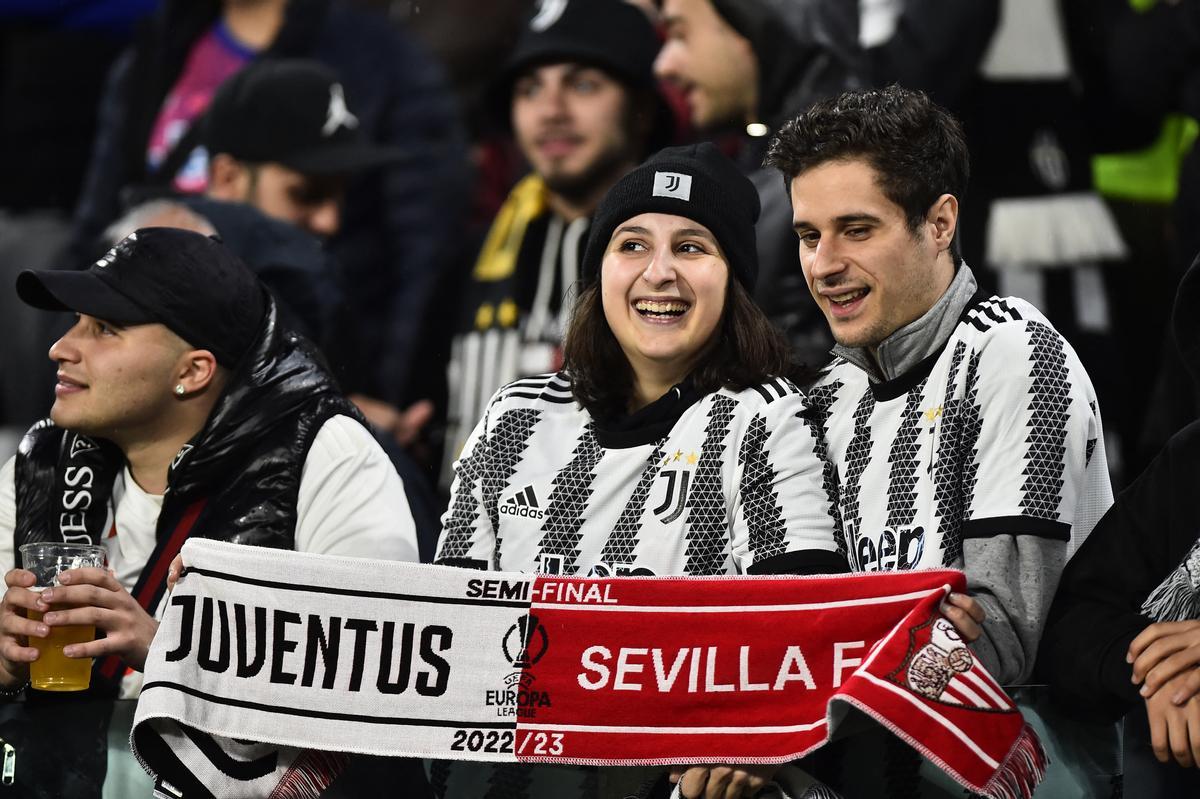 Aficionados antes del Juventus - Sevilla.