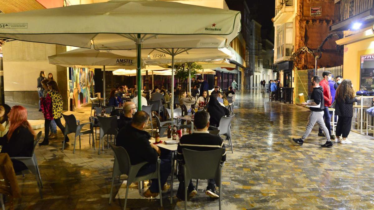 Usuarios en las terrazas de los bares de Cartagena, la semana pasada.