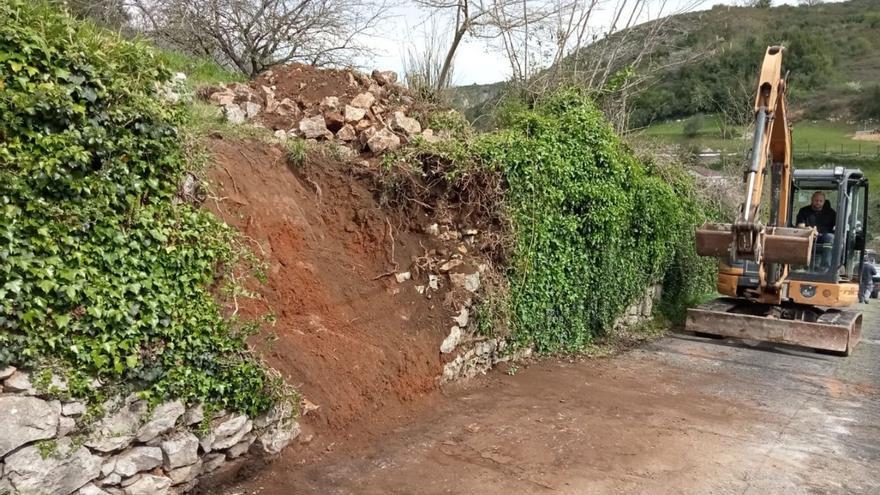 Reparan un argayo en un camino de acceso a Priorio (Las Caldas)