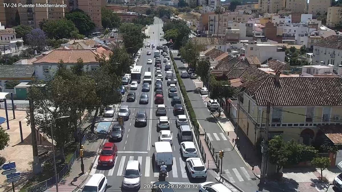 Vista de la cámara de tráfico del Ayuntamiento de Málaga con el atasco en la avenida Guerrero Strachan.