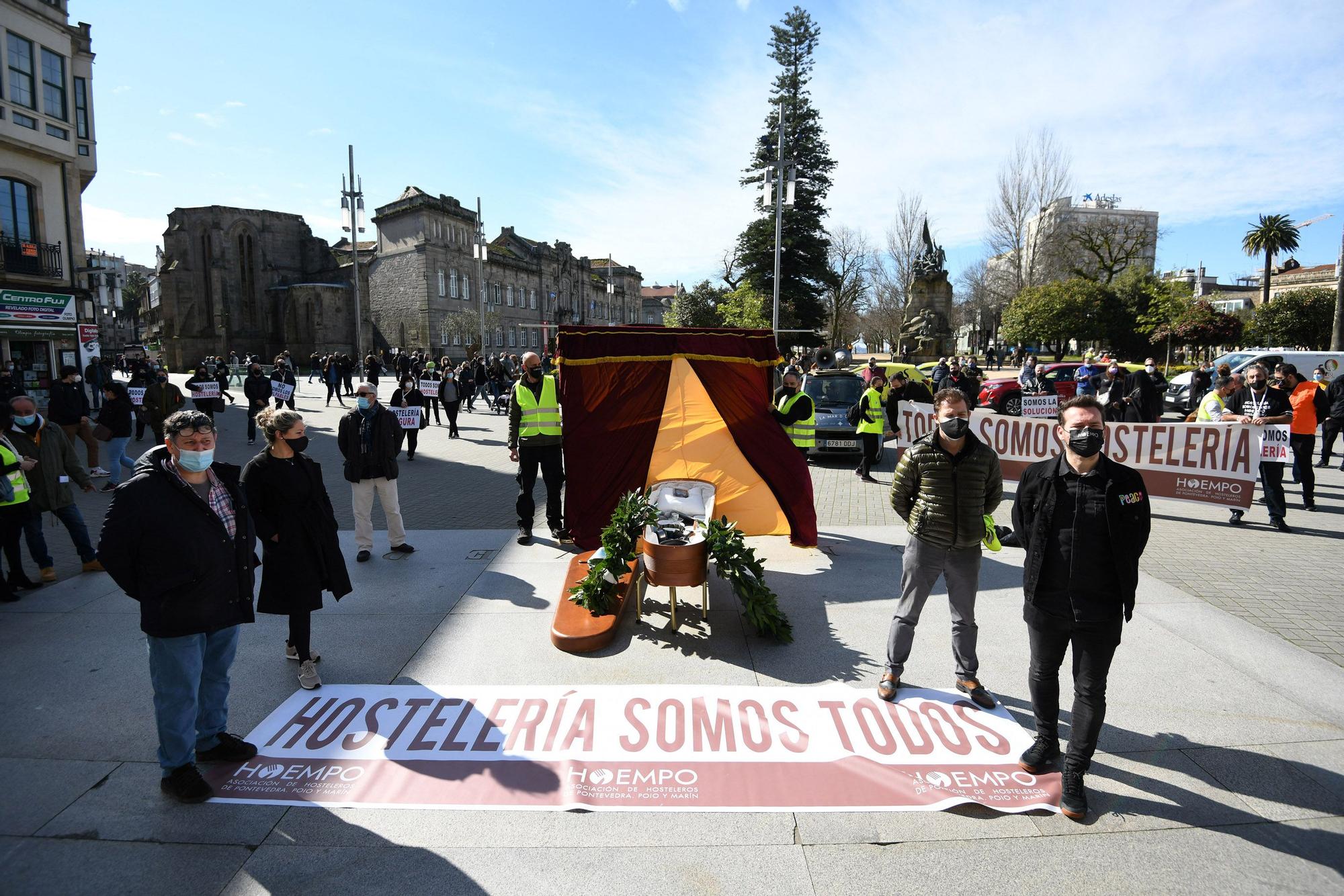 La hostelería de Pontevedra no abandona el luto ante la falta de un “rescate real”