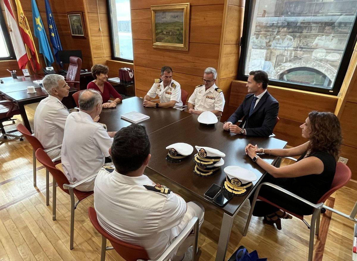 Carmen Moriyón, con los miembros de la Armada Luis Carreras-Presas do Campo, Pedro Ramos Carbonell y Luis Vicente Márquez, y los concejales Jorge González-Palacios y Nuria Bravo, ayer, en la Casa Consistorial de Gijón. |