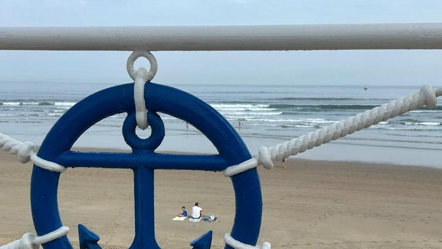 Las trampas de la playa de Salinas, donde se sigue buscando al joven desaparecido: corrientes de retorno, cambios repentinos en el nivel del agua y olas de largo periodo