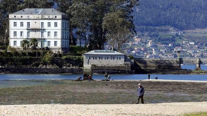 Instalaciones de la isla de San Simón, vistas desde Cesntes. // M.G.B.