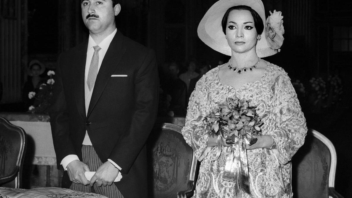 La actriz y cantante española Sara Montiel (d) y el industrial Vicente Ramírez Olalla (i) durante la ceremonia religiosa de su boda, que se celebró en 1964 en la iglesia española de Montserrat, en Roma, oficiada por el abad mitrado del Valle de los Caídos, Fray Justo Pérez de Urbel.