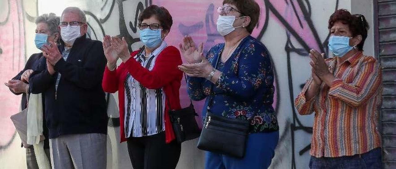 Vecinos de Travesía de Vigo ayer aplaudiendo a los sanitarios. // R. Grobas