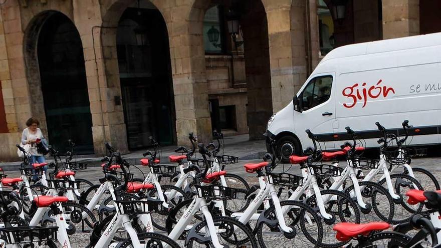 Las bicicletas de la firma gijonesa que promueve el plan.