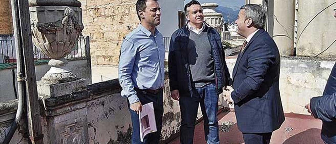 El alcalde de Inca, Virgilio Moreno, con el arquitecto y el propietario en la azotea del hotel.