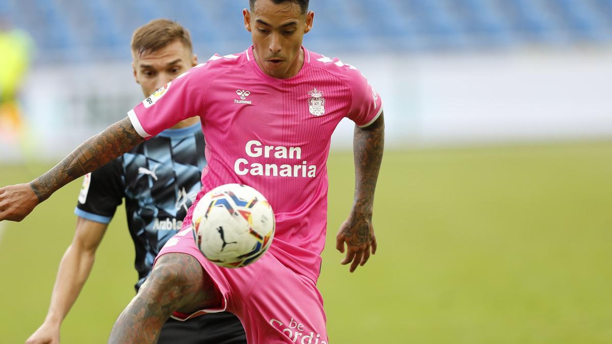 Araujo con el balón durante el partido