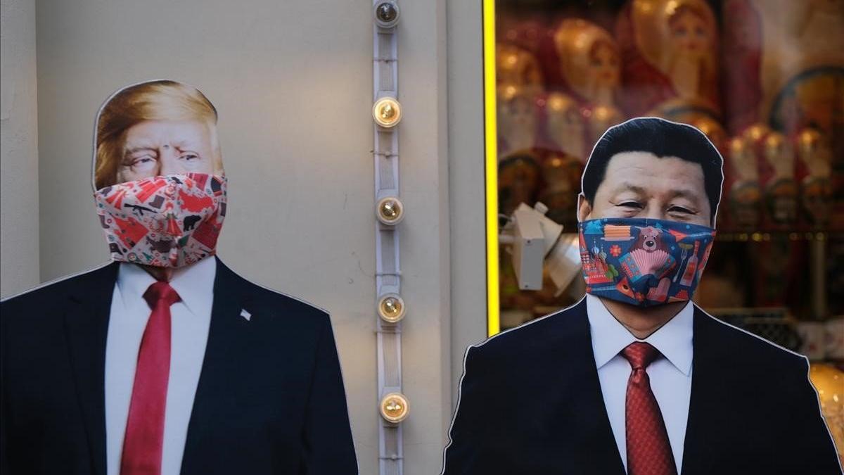 Dos figuras de cartón de Donald Trump y Xi Jinping con máscaras protectoras contra el coronavirus, en una tienda de obsequios de Moscú.