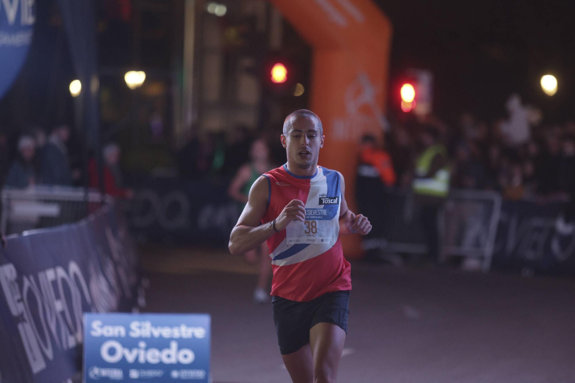 EN IMÁGENES: Alejandro Onís y Mariam Benkert saltan del segundo al primer puesto en la San Silvestre de Oviedo