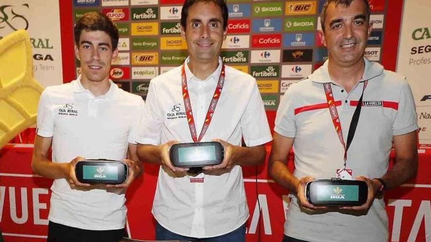 Jaime Rosón, a la izquierda, durante un acto con su equipo antes de la salida de la Vuelta.