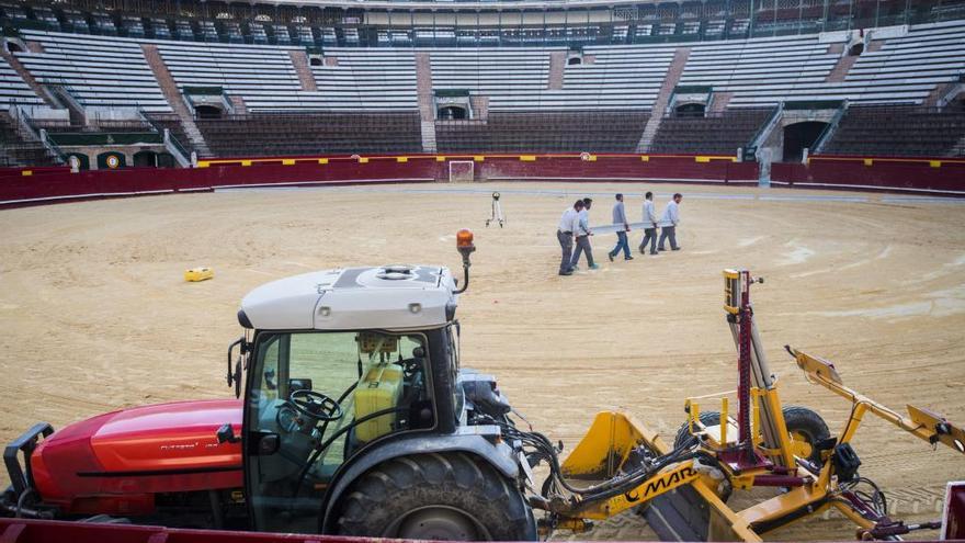 La plaza de toros inicia su conversión en pista de tenis para la Davis