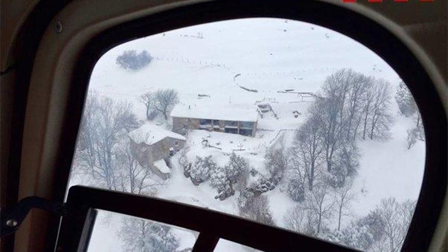 La masia on es trobava la dona, fotografiada des de l&#039;helicòpter dels Bombers