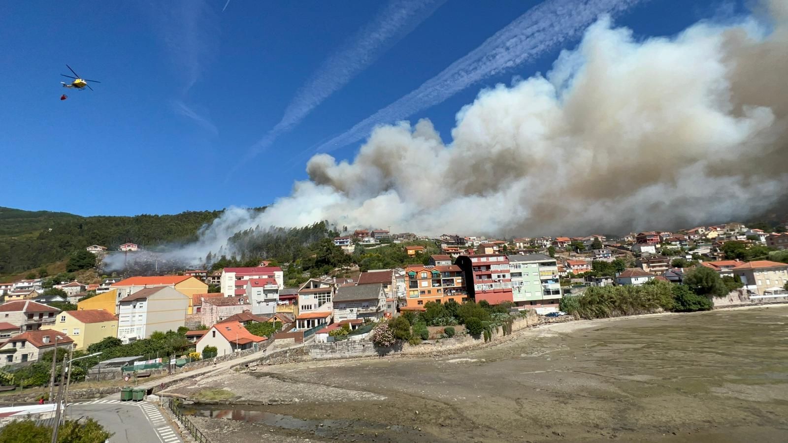 Un incendio en Moaña amenaza a las viviendas