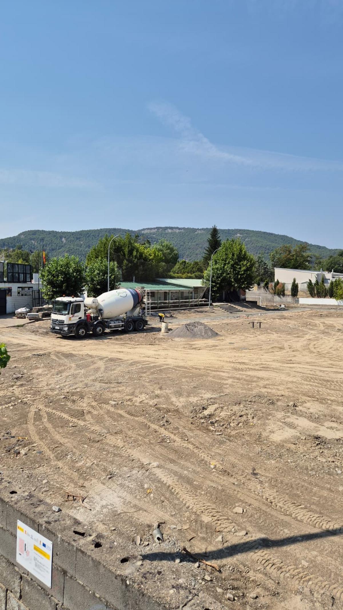 Obras en el campo municipal de Aínsa para colocar el nuevo césped artificial.