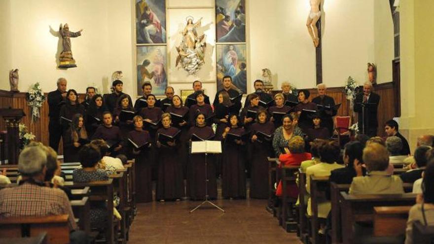 Uno de los coros participantes en la vigésima quinta edición del «Mes coral», en la iglesia de Pola de Laviana.