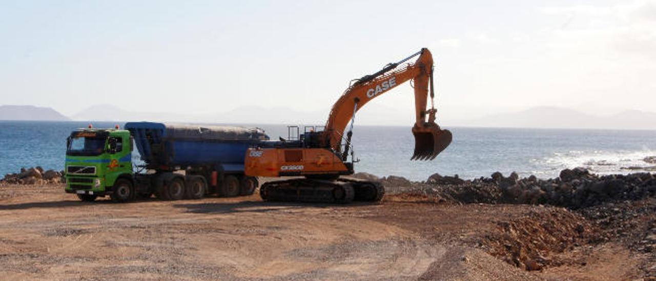 El Seprona indaga si las obras del puerto de Playa Blanca afectan a los sebadales