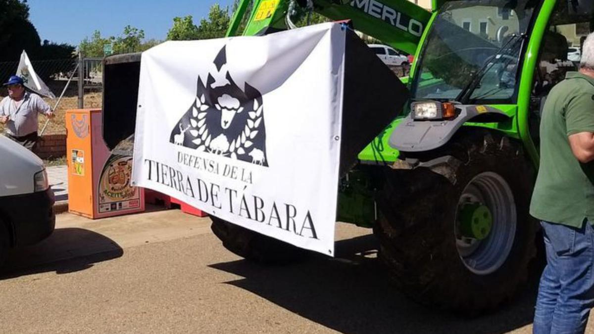 Un tractor luce un cartel con el lema “Defensa de la Tierra de Tábara”. | A. B.