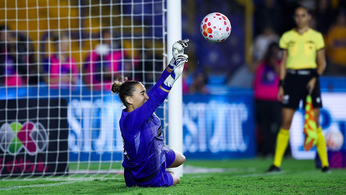 Cata Coll en una parada de la tanda de penaltis que ganó el Barça 3-4 para llevarse la primera edición del Duelo de Estrellasante el equipo de las Estrellas de la Liga BBVA MX Femenil