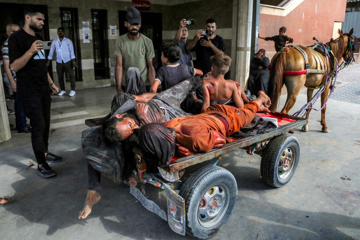 EDITORS NOTE: Graphic content / TOPSHOT - A horse-driven cart carrying injured people and the bodies of dead victims arrives at Nasser Medical Complex in Khan Yunis in the southern Gaza Strip on July 20, 2025. (Photo by AFP). Graphic content