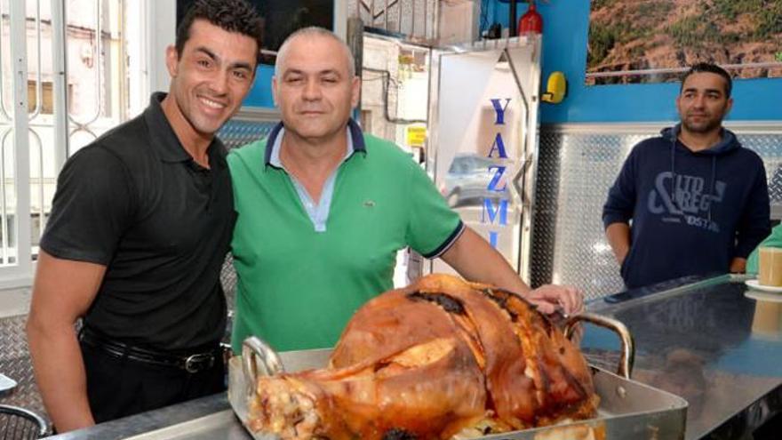 El camarero Óscar Rodríguez junto al dueño del Bar Yazmina, Juan Moreno, ayer, en el barrio de El Calero de Telde. | yaiza socorro