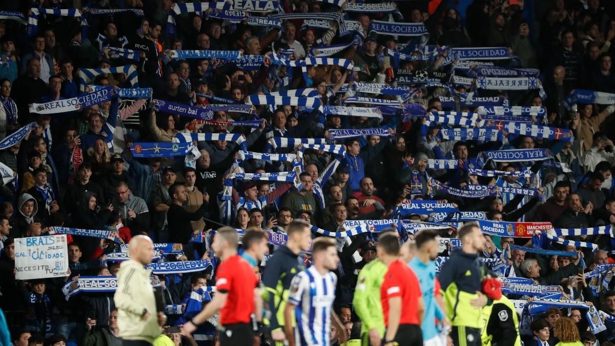 Aficionados de la Real Sociedad animan a su equipo ante el Manchester United