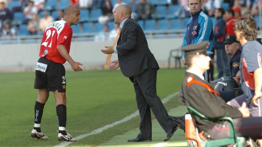 Dándole instrucciones al exblanquiazul Antonio Pinilla en el Tenerife-Nástic de 2005.