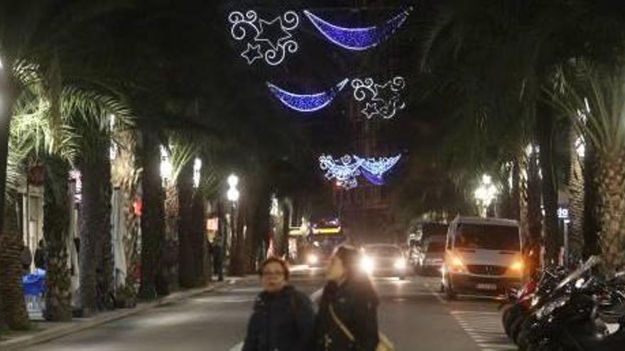 Las luces de Navidad ya iluminan las calles Gerona y San Vicente