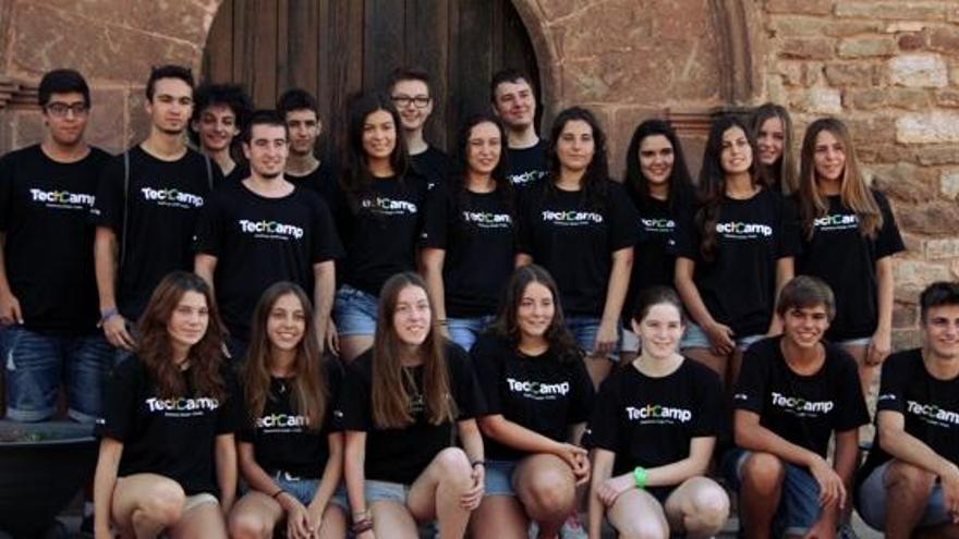 Foto de grup dels joves que participen al mSchools TechCamp