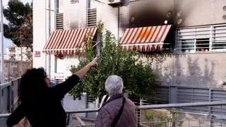Seis afectados por inhalación de humo en el incendio de un piso en la calle Torremolinos