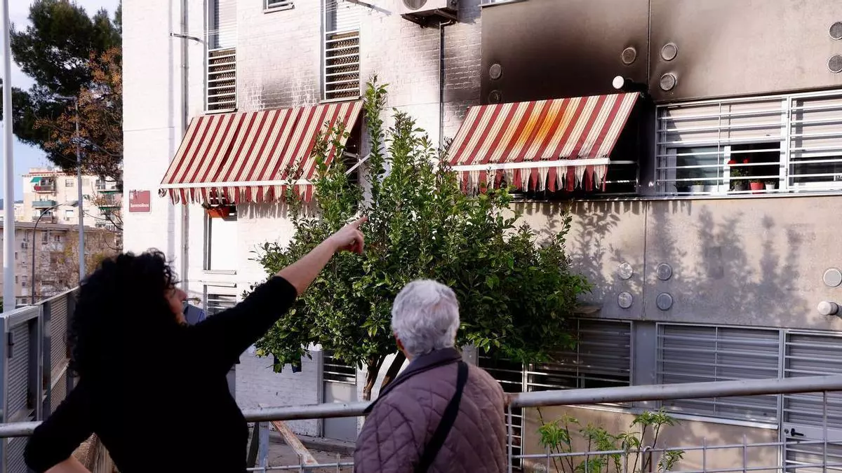 Seis afectados por inhalación de humo en el incendio de un piso en la calle Torremolinos
