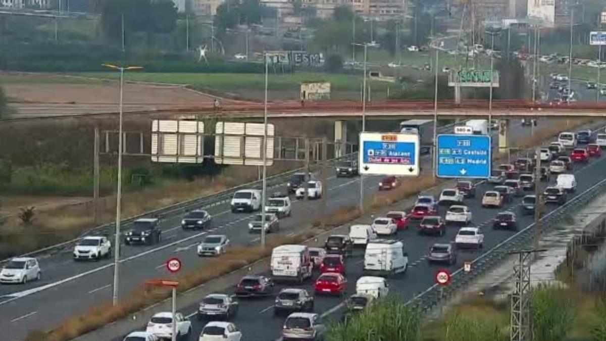 Imagen de la congestión en la V-30 este miércoles.