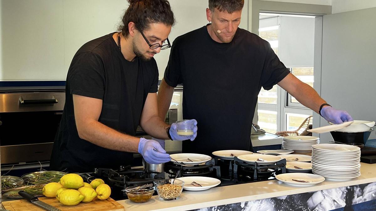 Les imatges del showcooking de peix blau d'aquí amb tècniques orientals, jalapenyos i fum de fulles de pi