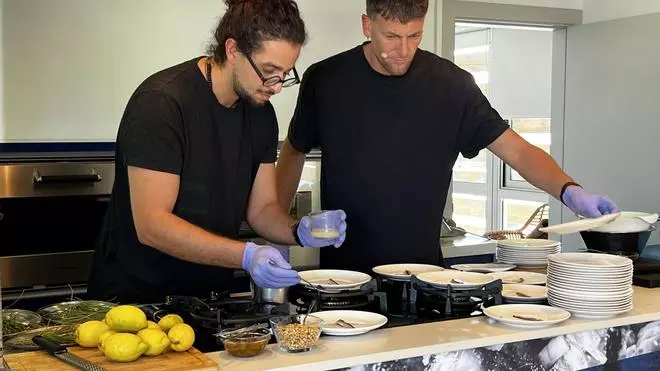Les imatges del showcooking de peix blau d'aquí amb tècniques orientals, jalapenyos i fum de fulles de pi